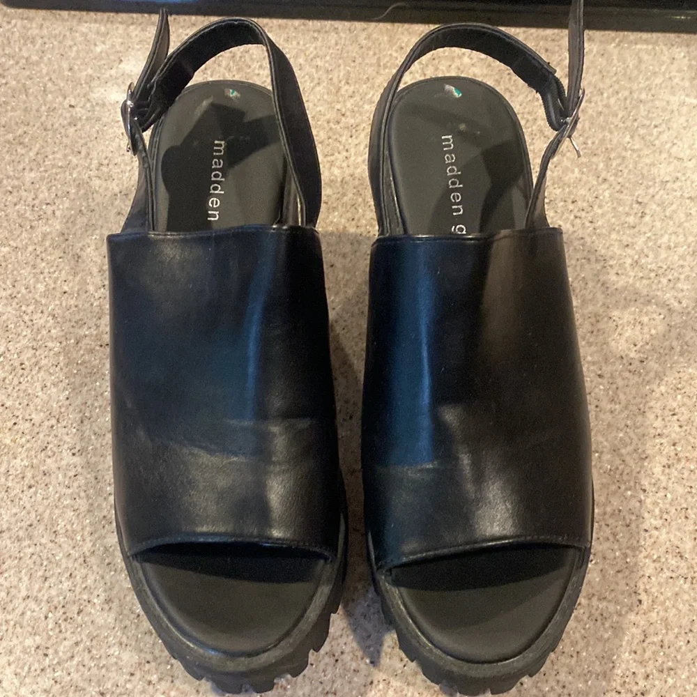 MADDEN GIRL Women's Sunnyside Lug Sole Sandal in Black, Size 8